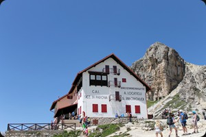 Rush hour at Rifugio Locatelli